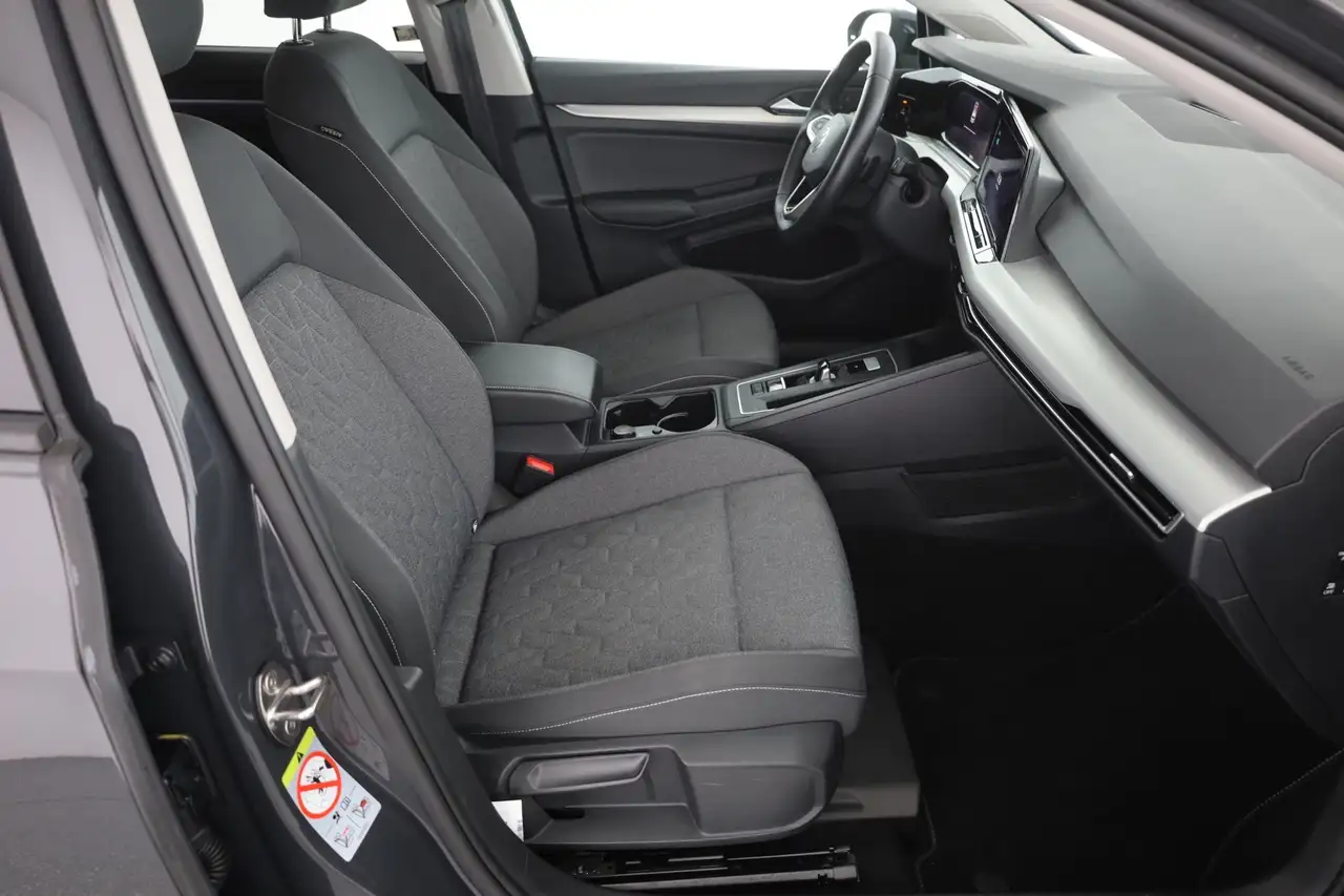 Volkswagen Golf VIII 1.0 eTSI DSG Move LED Navi Winterpaket — Galería del vehículo 23