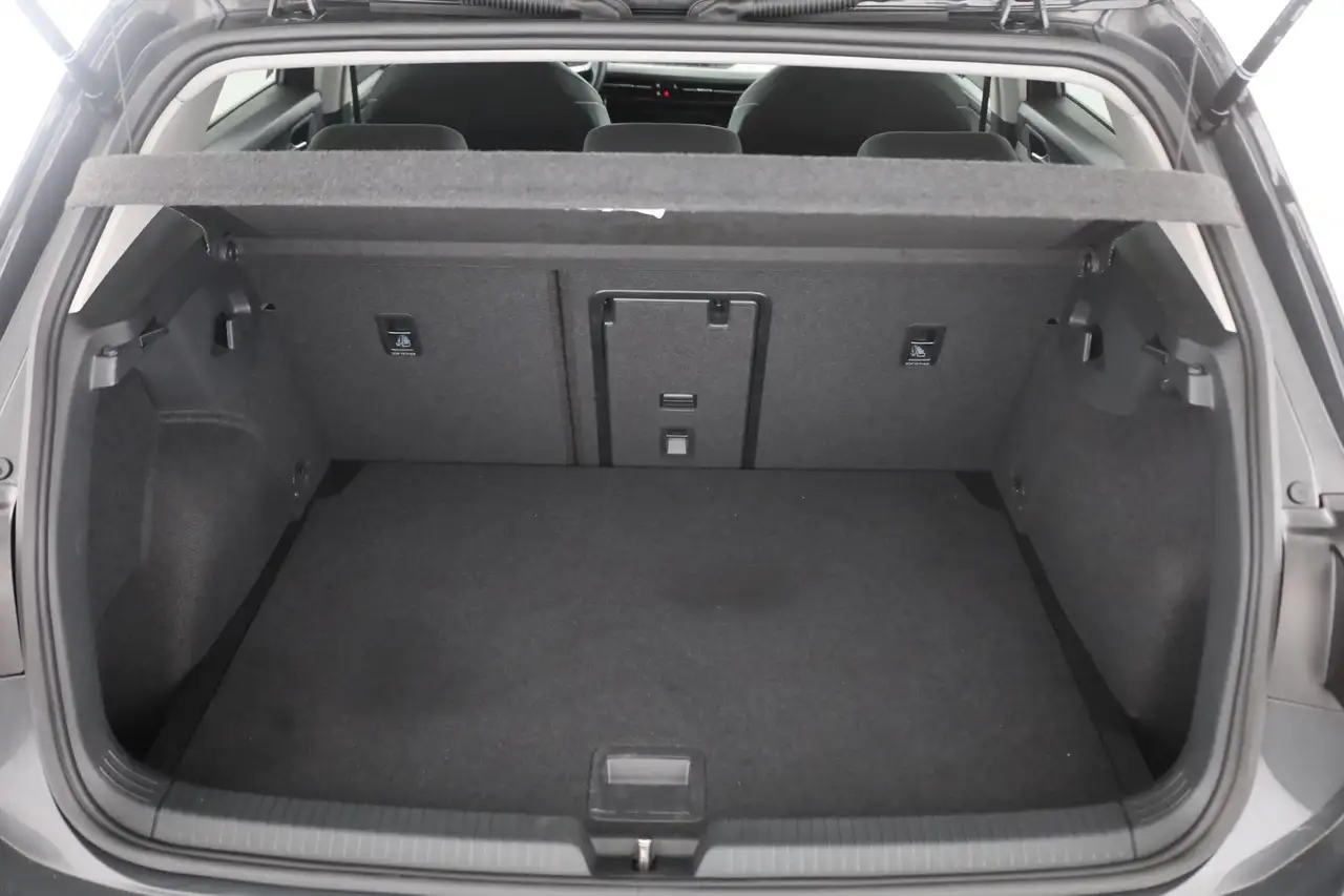 Volkswagen Golf VIII 1.0 eTSI DSG Move LED Navi Winterpaket — Galería del vehículo 25