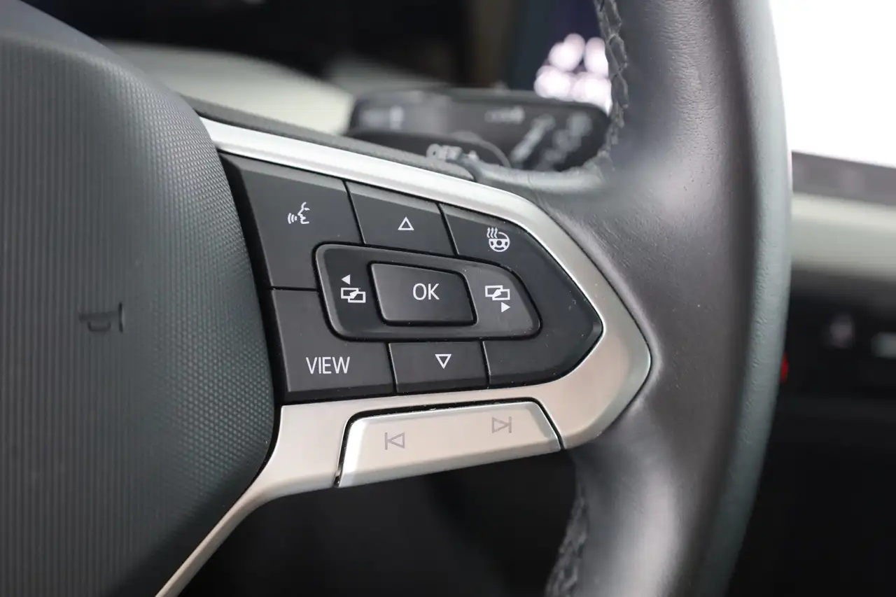 Volkswagen Golf VIII 1.0 eTSI DSG Move LED Navi Winterpaket — Galería del vehículo 16