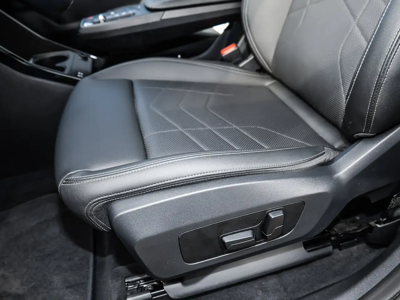 BMW iX1 eDrive20 PANO ACC RFK NAVI Standh. LED DAB — Galerie du véhicule 24