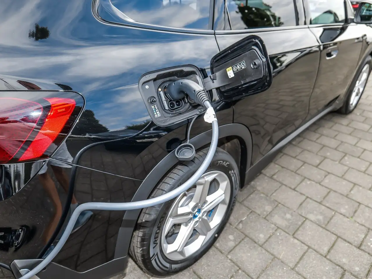 BMW iX1 eDrive20 PANO ACC RFK NAVI Standh. LED DAB — Galerie du véhicule 26