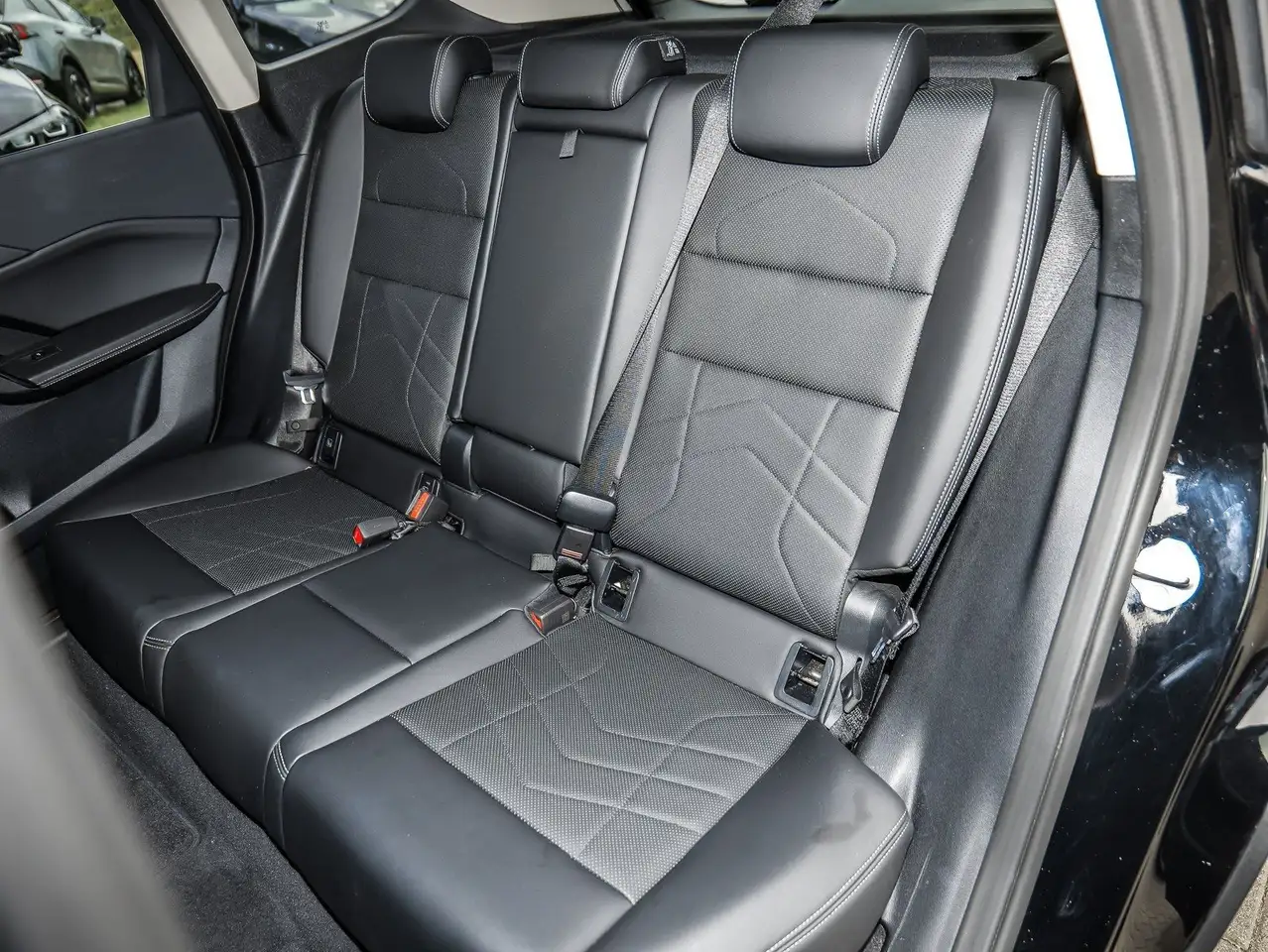 BMW iX1 eDrive20 PANO ACC RFK NAVI Standh. LED DAB — Galerie du véhicule 19