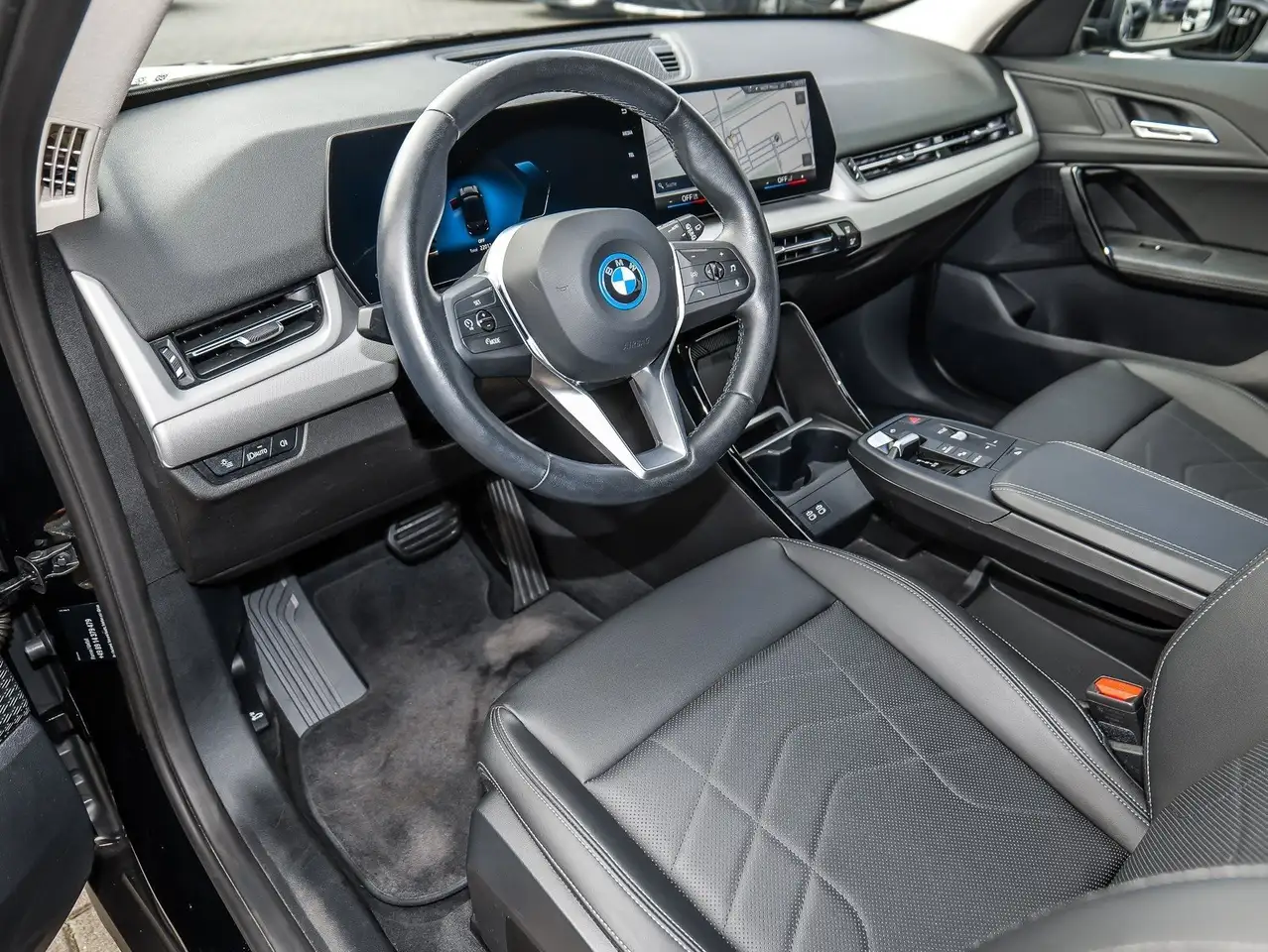 BMW iX1 eDrive20 PANO ACC RFK NAVI Standh. LED DAB — Galerie du véhicule 18
