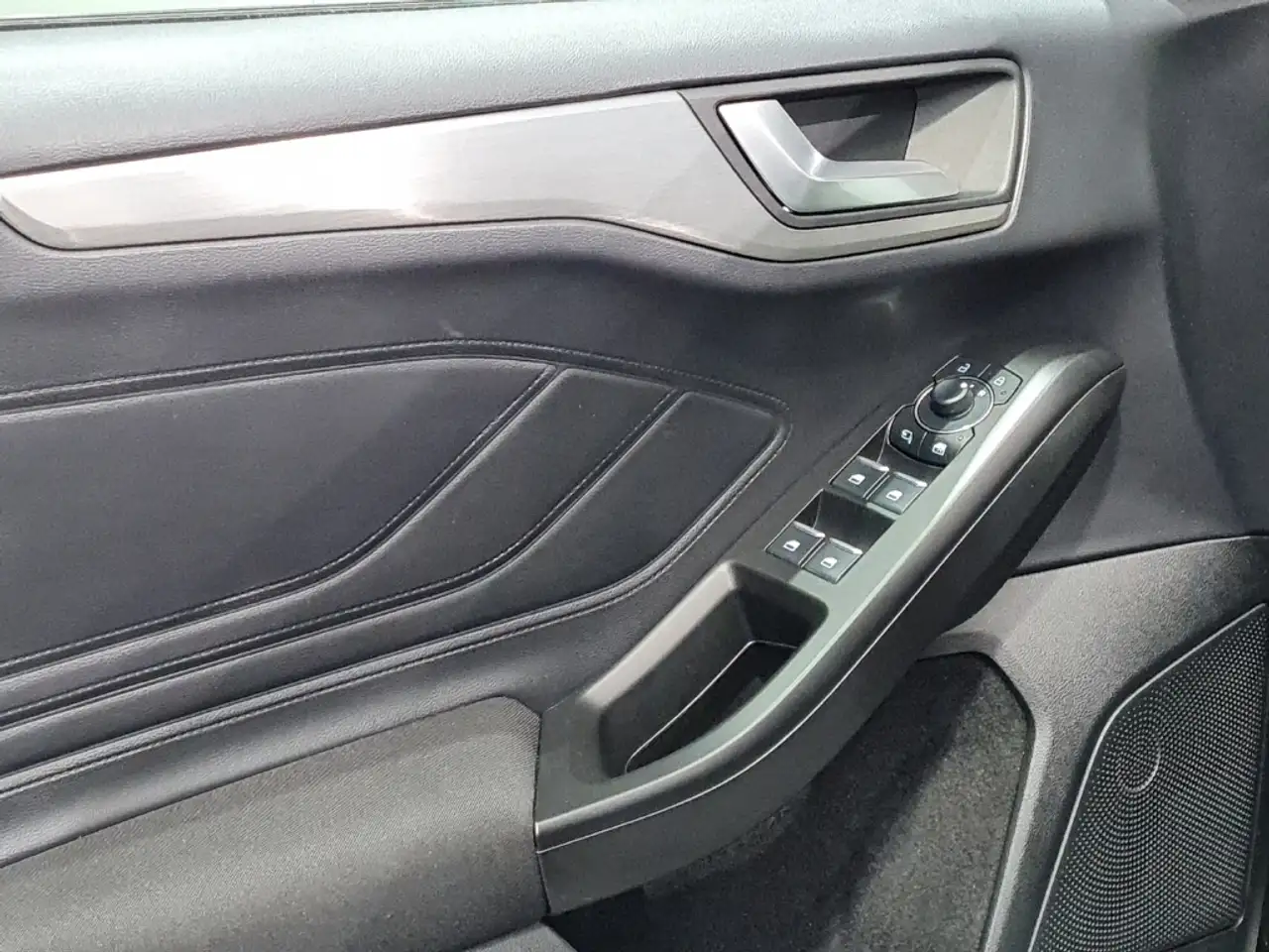 Ford Focus 1.0 MHEV Titanium*NAVI*iACC*LED* — معرض صور السيارة 10