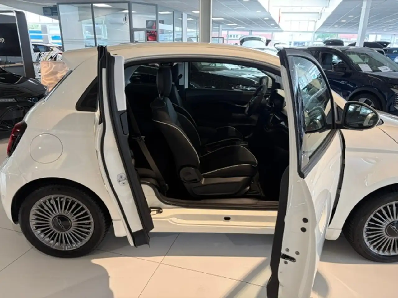 Fiat 500 e Lim. 3+1 inkl. Komfort-Paket — معرض صور السيارة 23