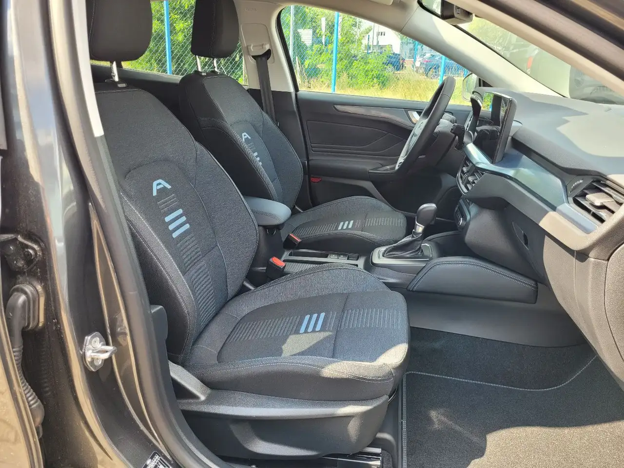 Ford Focus Lim. Active X Autom MHEV NAVI Winterp DAB — Vehicle gallery 17