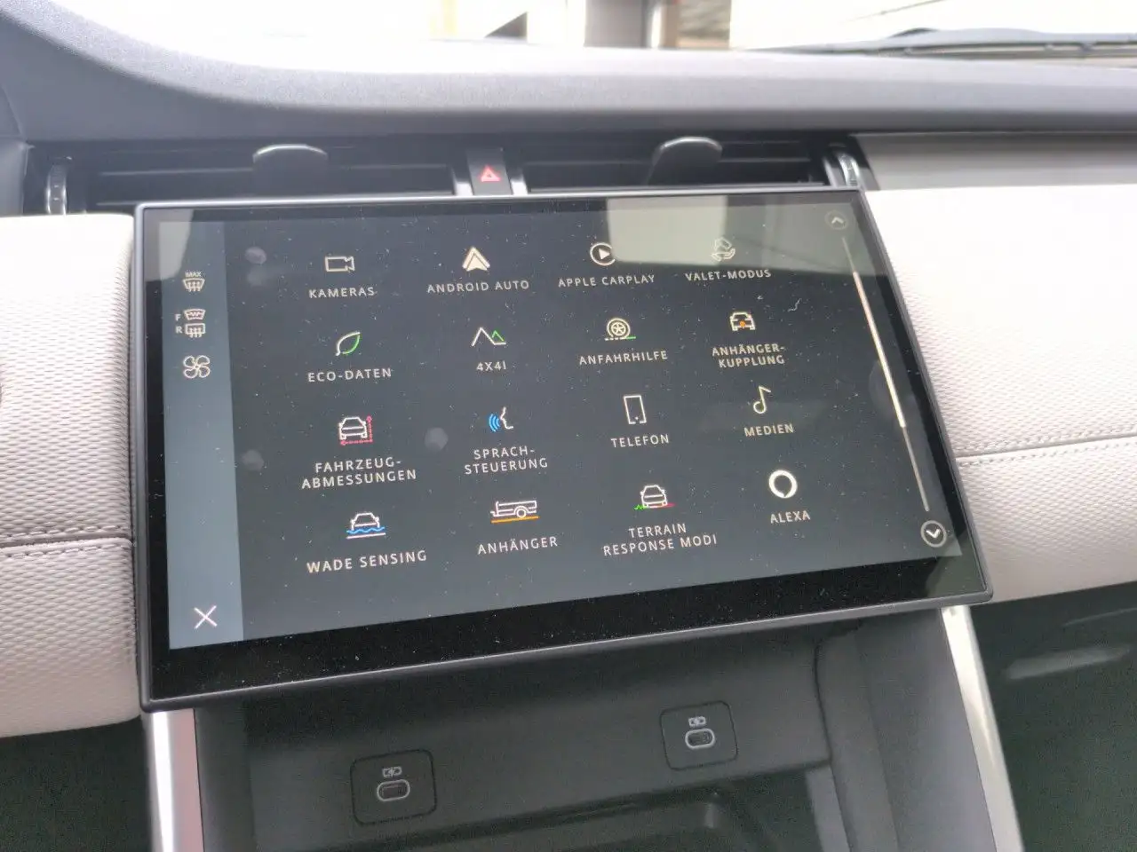 Land Rover Discovery Sport P250 Dynamic SE Pano/AHK Bluetooth — Vehicle gallery 14