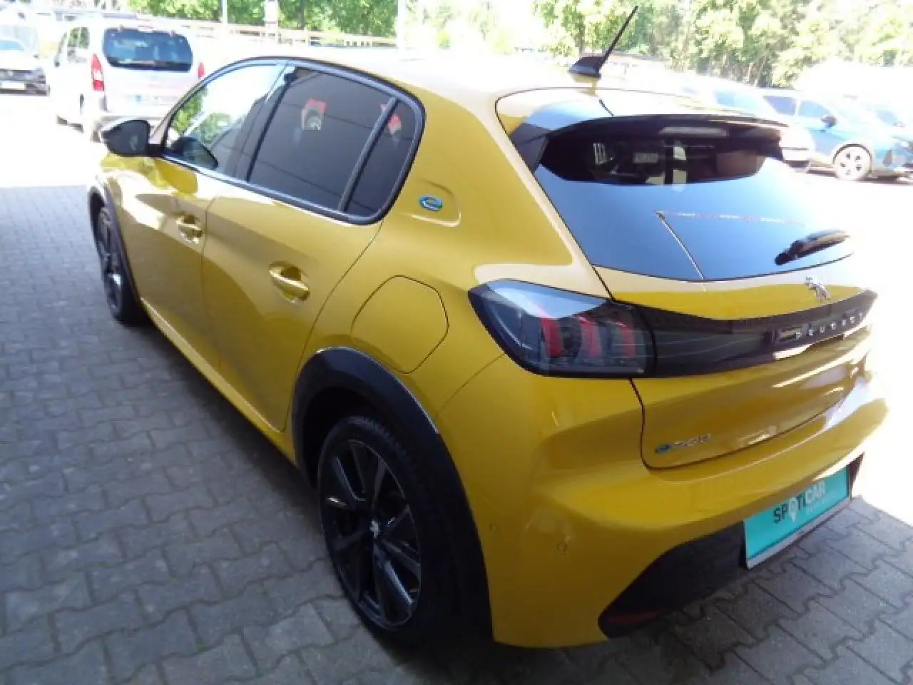 Peugeot e-208 e- GT+ Panoramaglasdach, RFK — Galería del vehículo 4