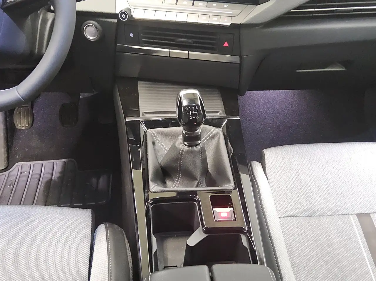 Opel Astra ST 1.2 Turbo Elegance T-Leder LED RfK PDC — Galería del vehículo 6