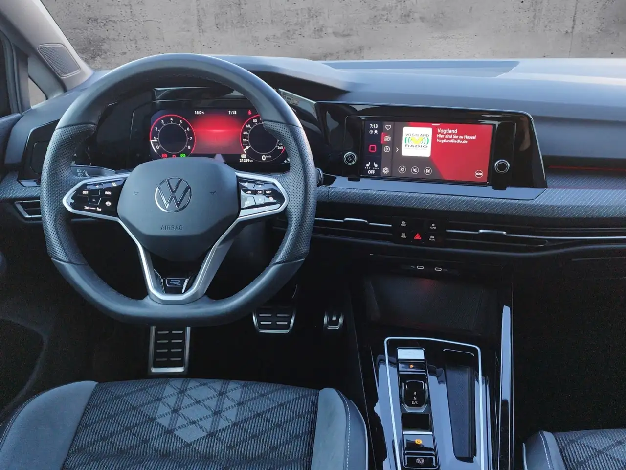 Volkswagen Golf VIII 2.0 TSI DSG R-LINE RFK/SHZ/LED/VC — Vehicle gallery 9
