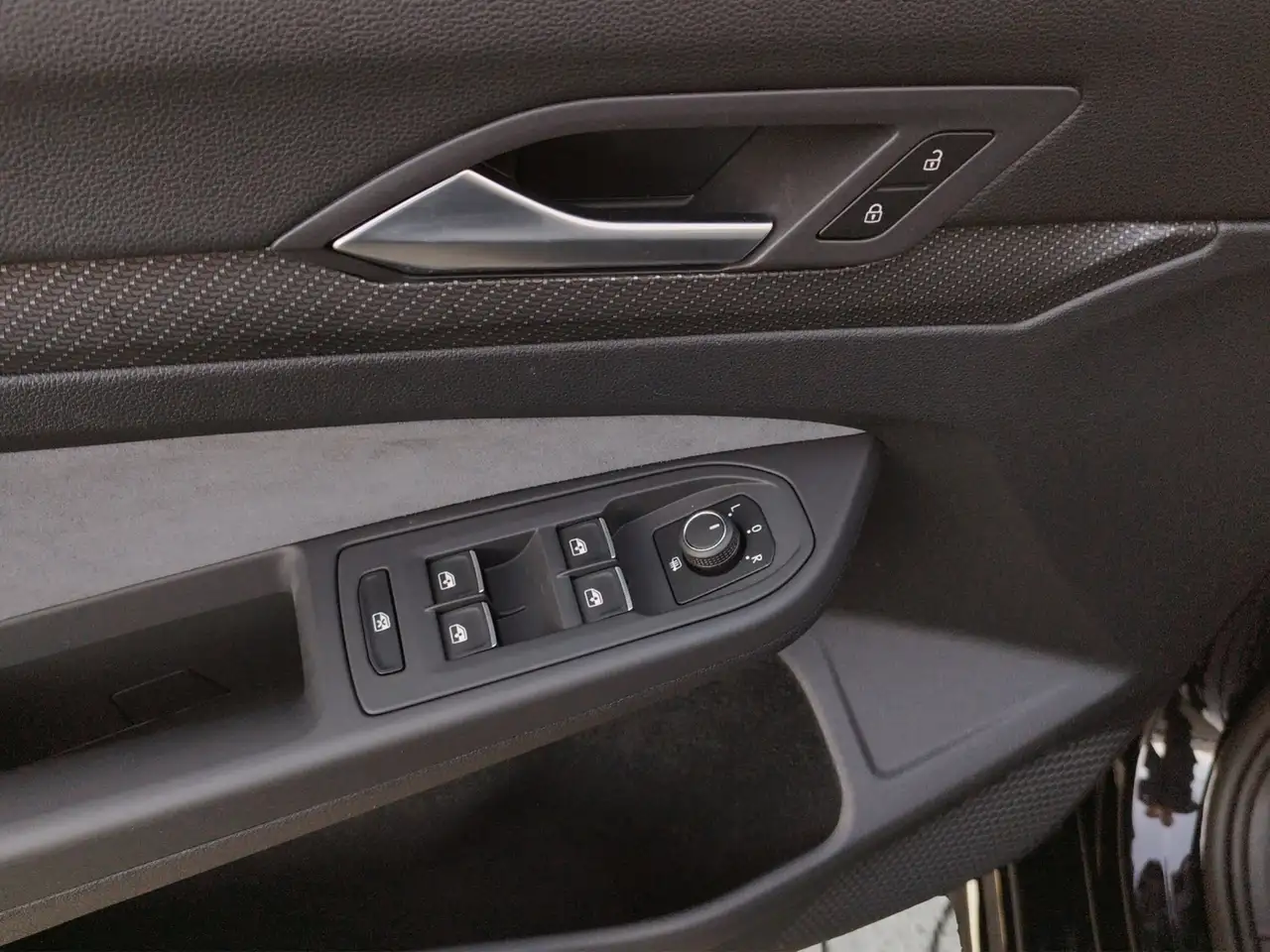Volkswagen Golf VIII 2.0 TSI DSG R-LINE RFK/SHZ/LED/VC — Vehicle gallery 7