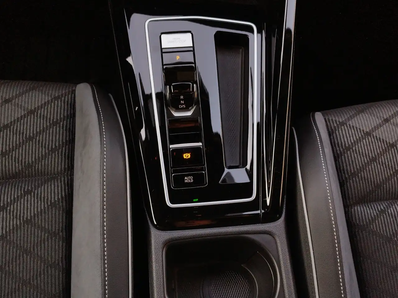 Volkswagen Golf VIII 2.0 TSI DSG R-LINE RFK/SHZ/LED/VC — Vehicle gallery 10