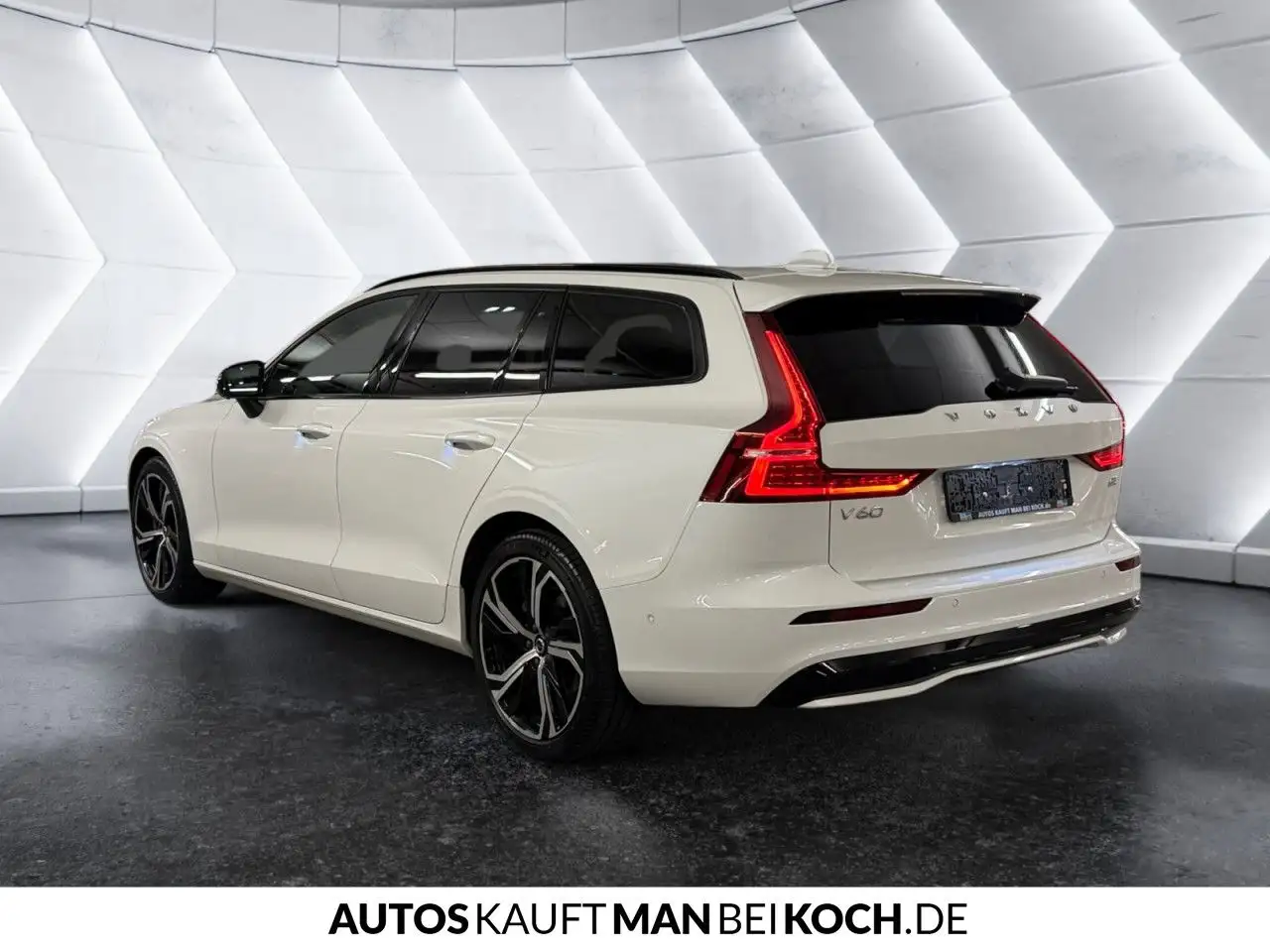 Volvo V60 B4 Plus Dark ACC BLIS PANO 360° H/K Notrad — Vehicle gallery 4