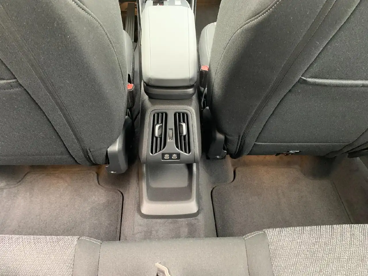BMW 216 i Active Tourer — Vehicle gallery 12