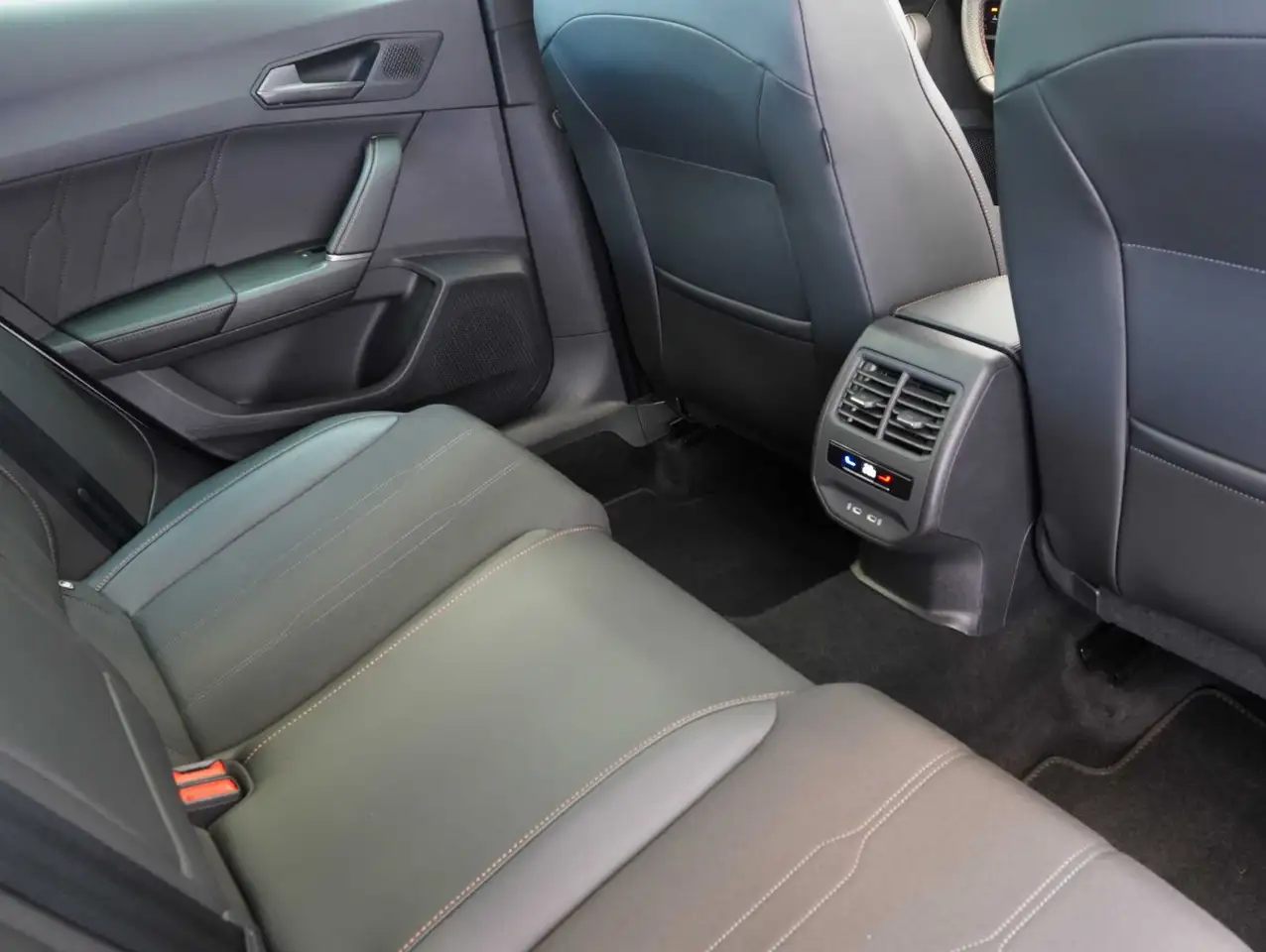 CUPRA Formentor 1.5 TSI DSG LED/CARPLAY/KAMERA/PANO — Galería del vehículo 18