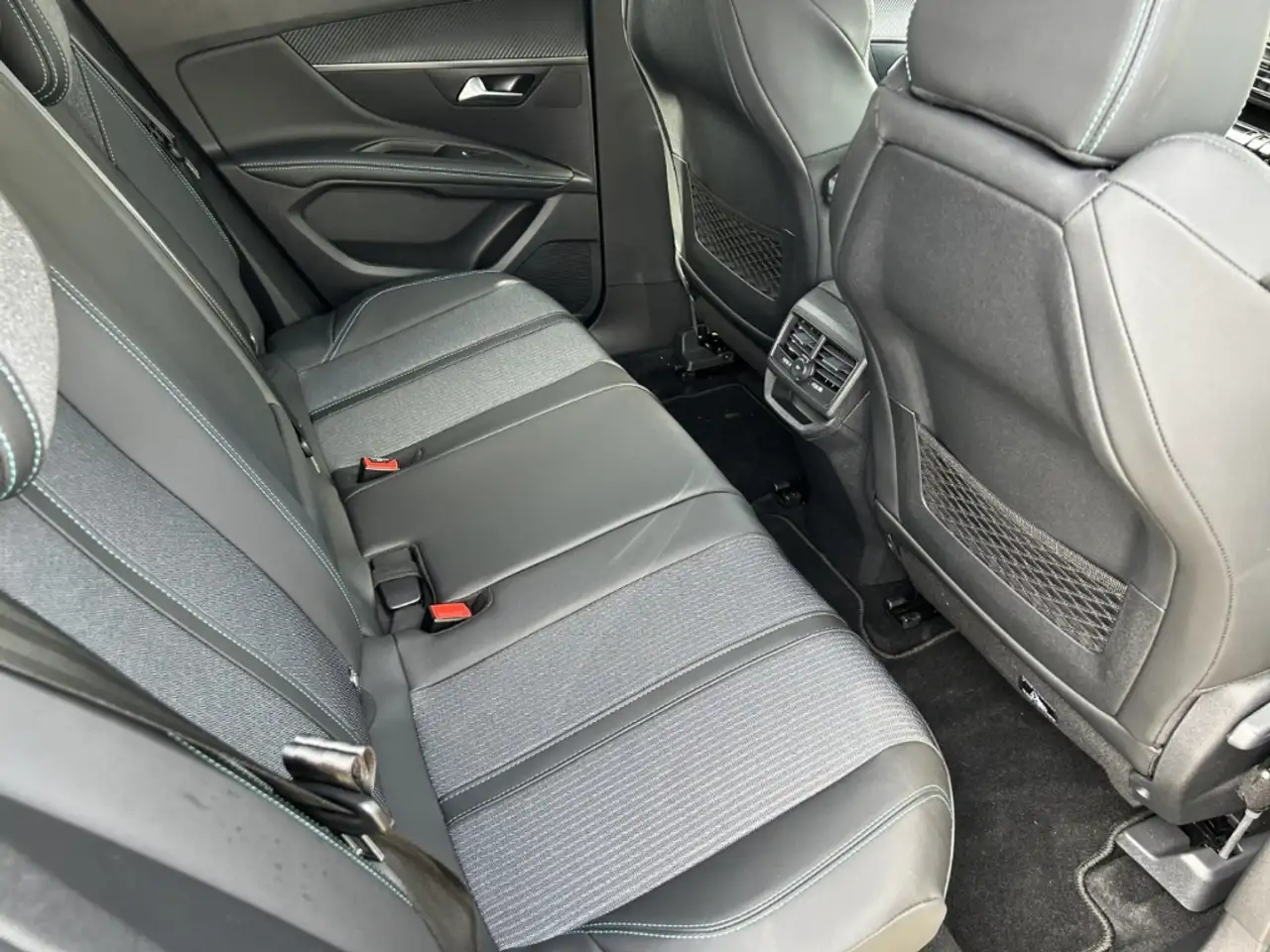 Peugeot 3008 Allure Pack Navi Digitales Cockpit LED ACC 2-Zonen — Vehicle gallery 12