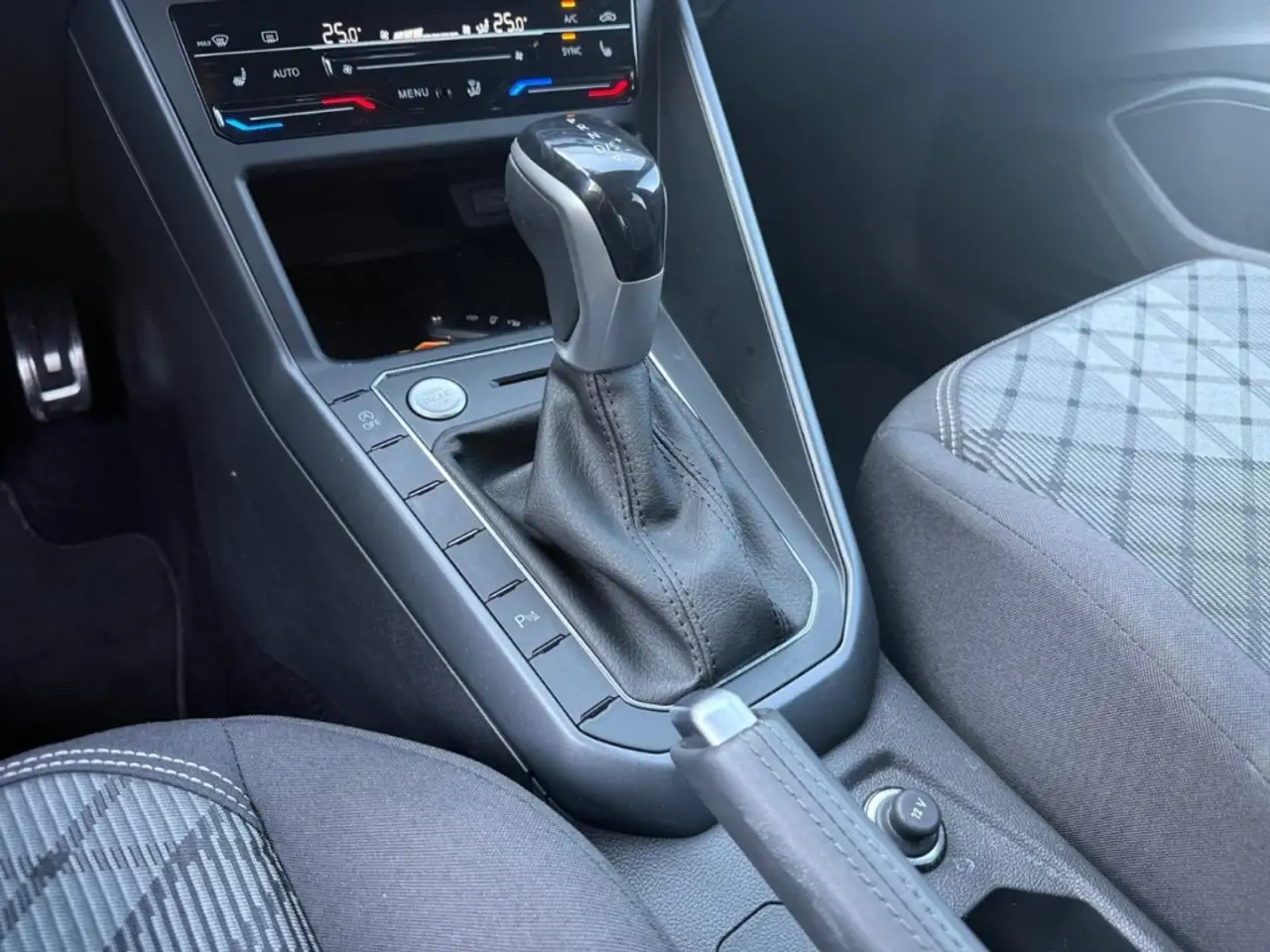 Volkswagen Taigo R-Line 1.0 TSI Apple CarPlay DAB — معرض صور السيارة 31