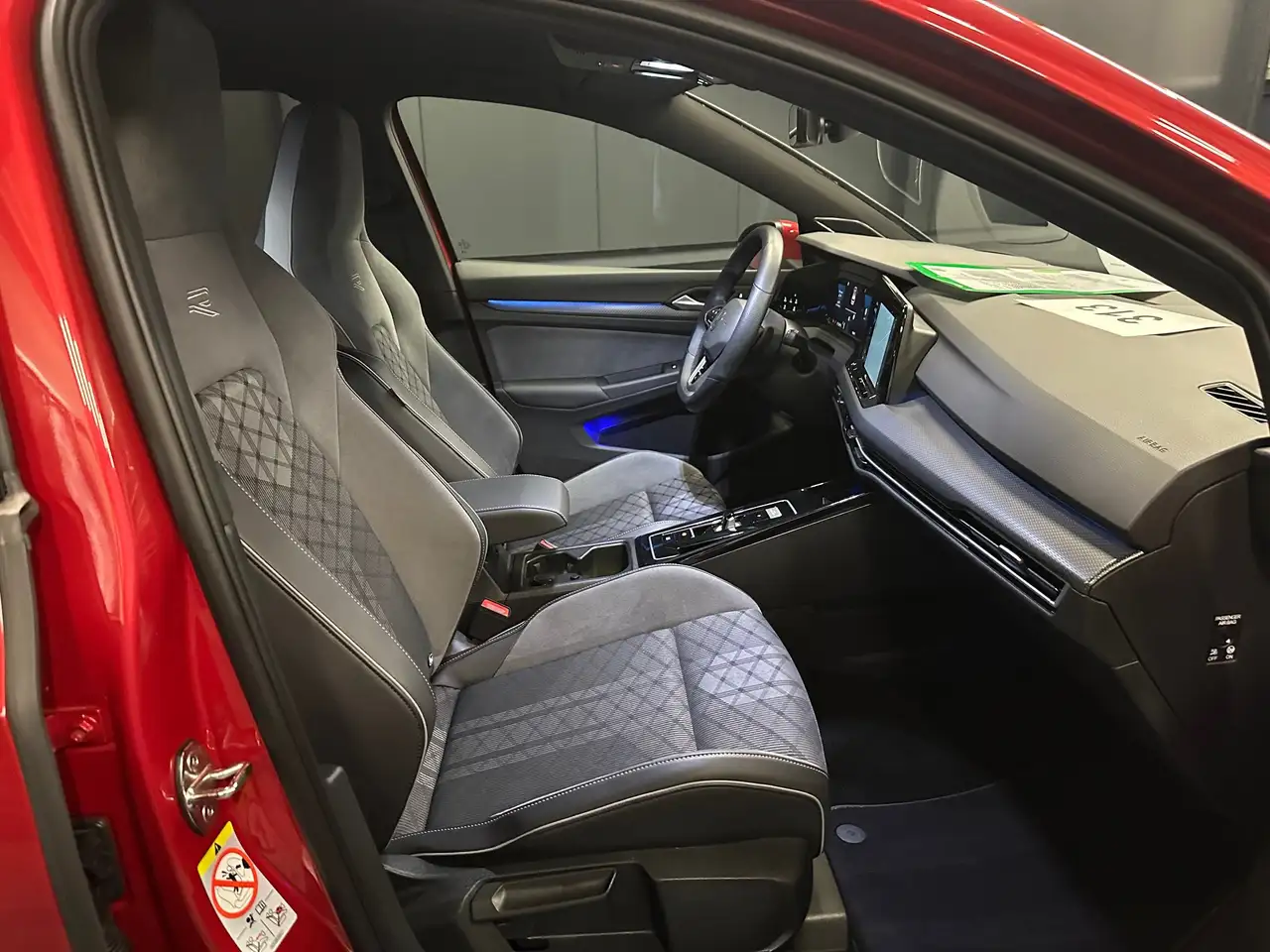 Volkswagen Golf Lim. 1.5 eTSI R-Line *HeadUp*Harman/Kardon*KAMERA* — Galerie du véhicule 10