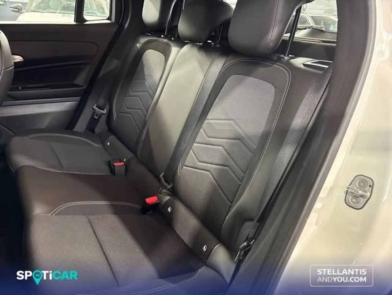 Jeep Avenger 1.2 Altitude 74KW — Galerie du véhicule 10