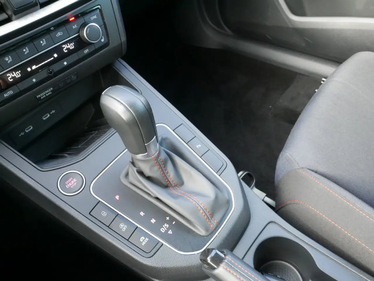 SEAT Ibiza 1.5 TSI FR Pro Black Edition LED PANO — Vehicle gallery 13