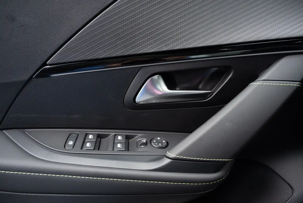 Peugeot 208 GT PureTech 100 EAT8 *MIRRORSCREEN*180°KAMERA*SHZ* — Galerie du véhicule 13