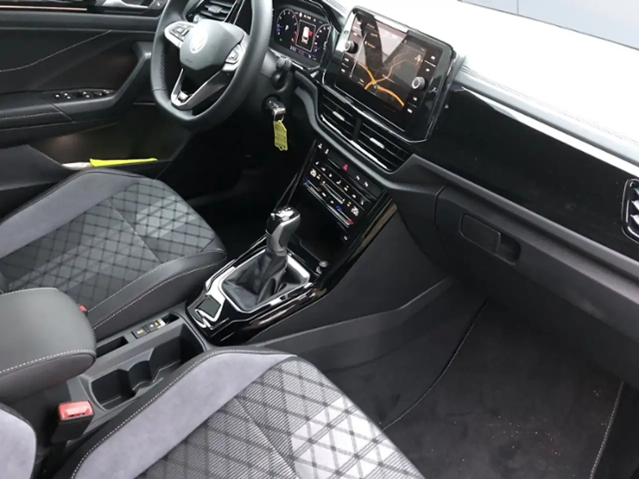 Volkswagen T-Roc R-Line KLIMA LED NAVI ALU — Vehicle gallery 10