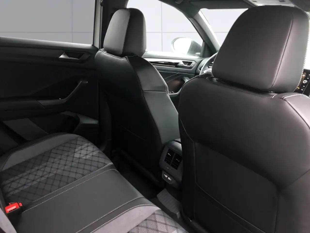 Volkswagen T-Roc R-Line KLIMA LED NAVI ALU — Vehicle gallery 11