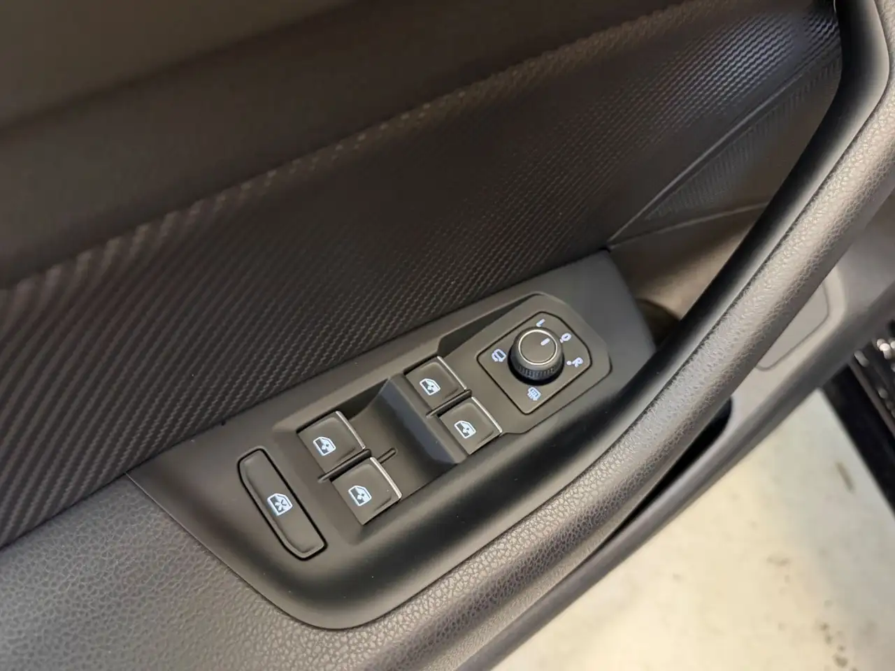 Volkswagen Arteon SB R 4M/IQ.LIGHT/AHK/4xSHZ/ACC/DCC/NAVI — Galería del vehículo 16
