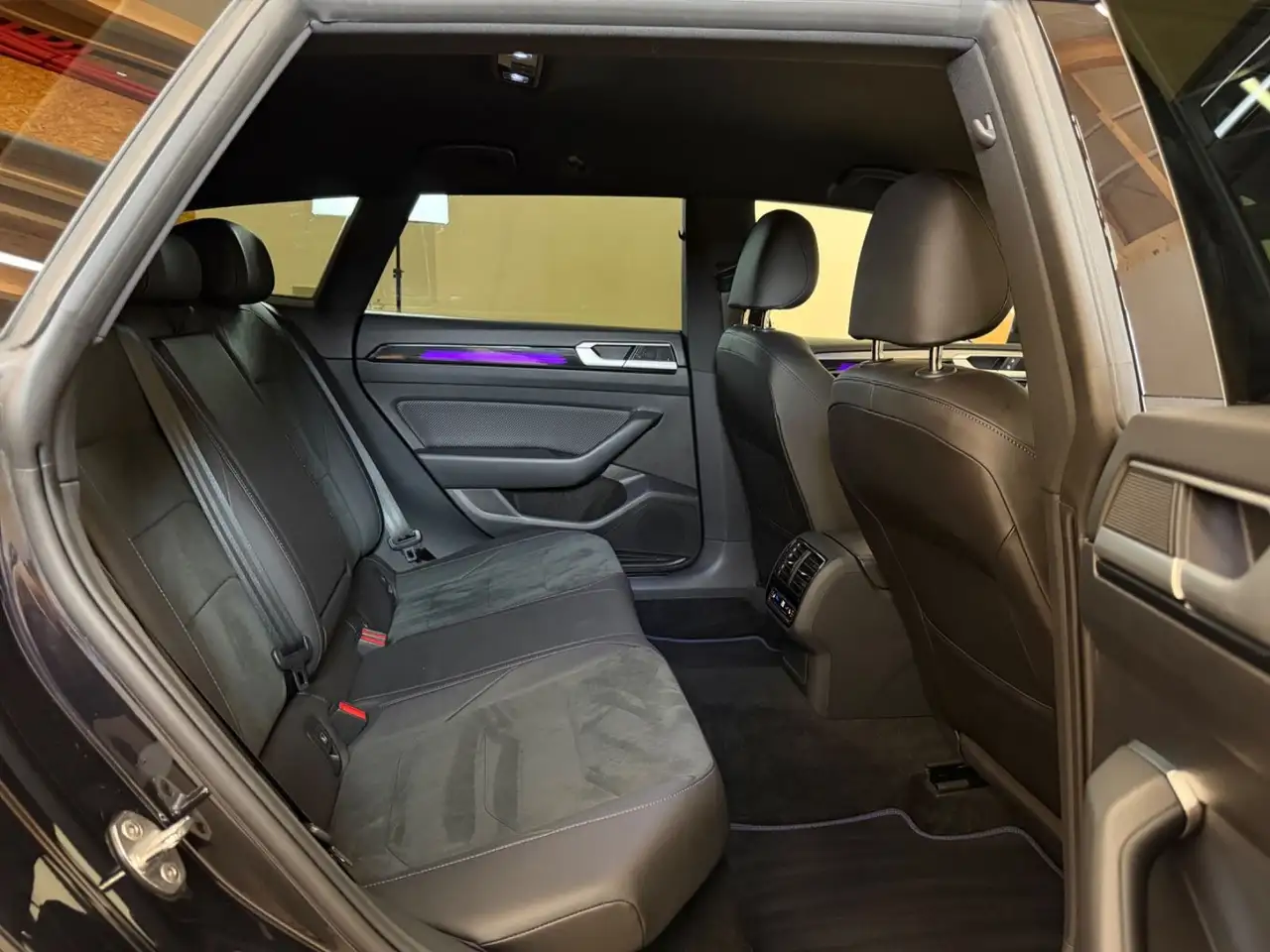 Volkswagen Arteon SB R 4M/IQ.LIGHT/AHK/4xSHZ/ACC/DCC/NAVI — Galería del vehículo 23