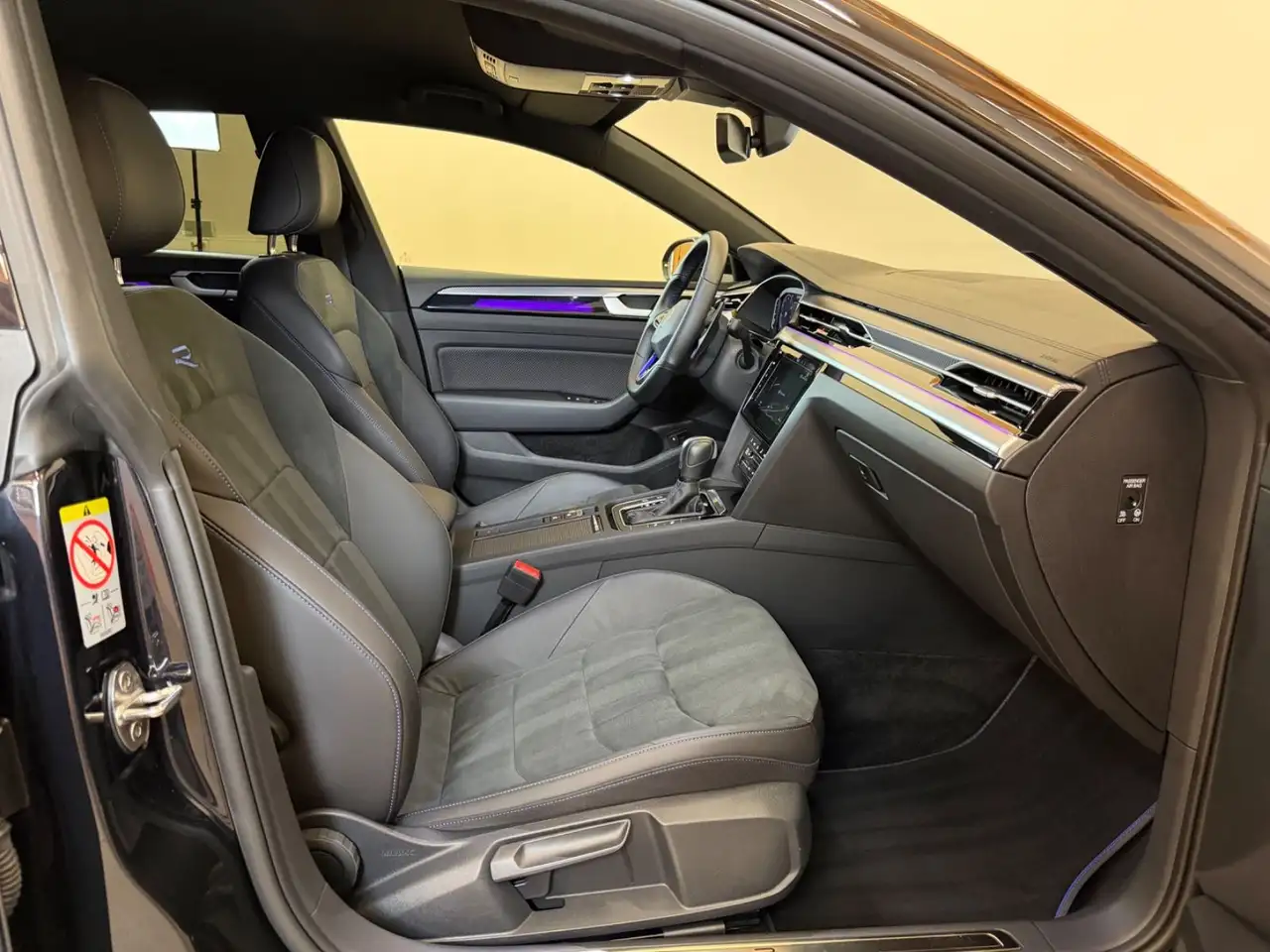 Volkswagen Arteon SB R 4M/IQ.LIGHT/AHK/4xSHZ/ACC/DCC/NAVI — Galería del vehículo 24