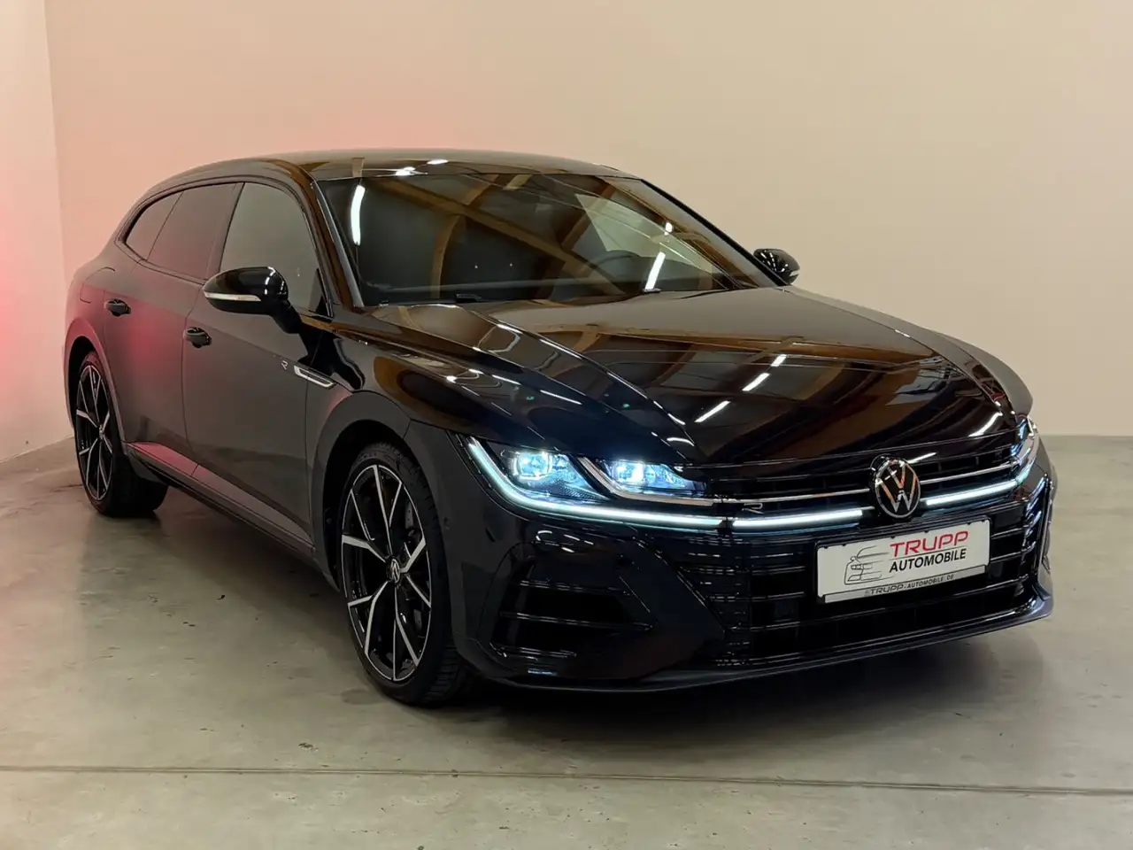 Volkswagen Arteon SB R 4M/IQ.LIGHT/AHK/4xSHZ/ACC/DCC/NAVI — Eichenzell