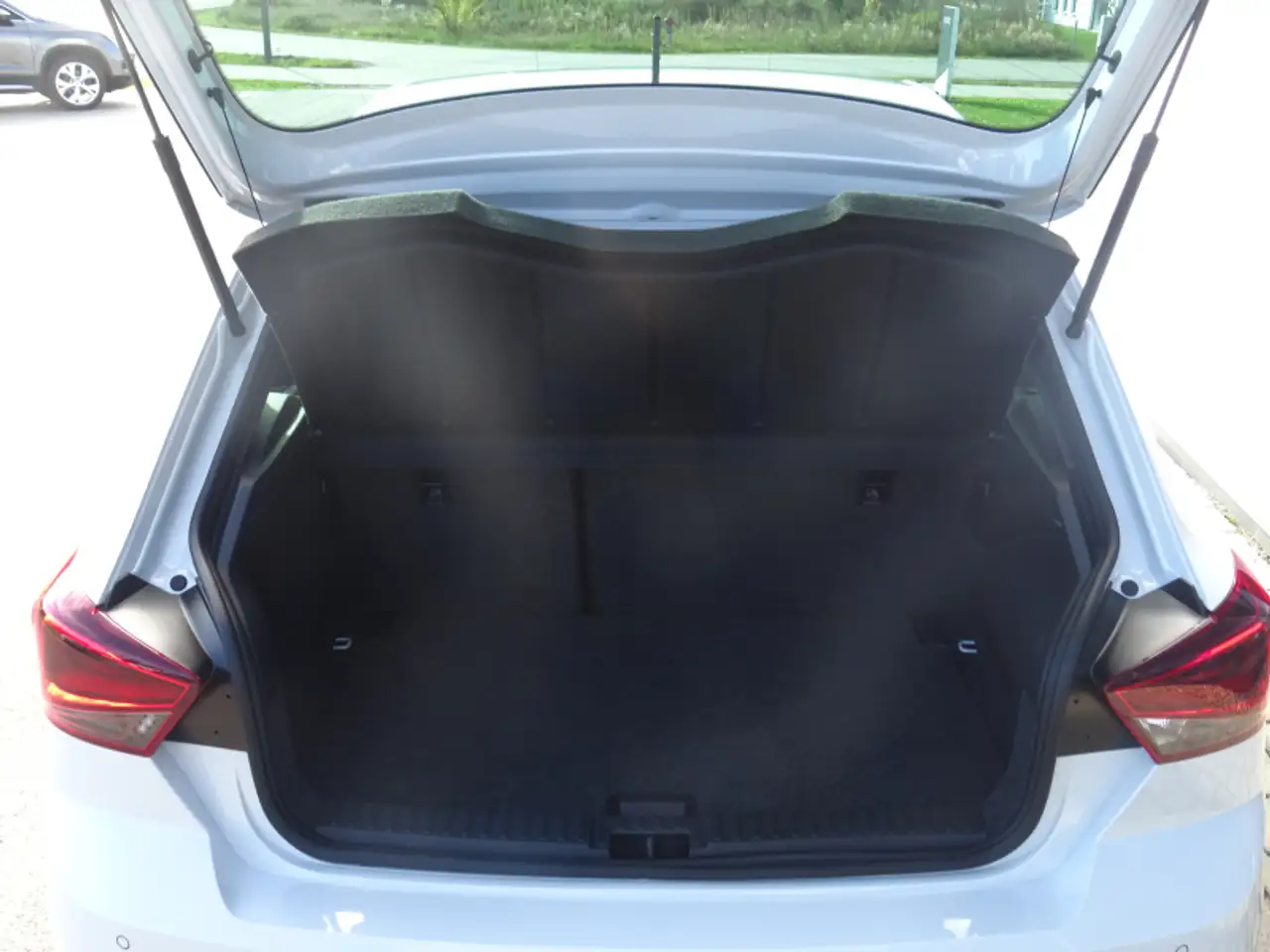 SEAT Ibiza Ibiza 1.0 TSI FR 115PS Navi ACC Sitzheizung Voll-L — Galería del vehículo 5