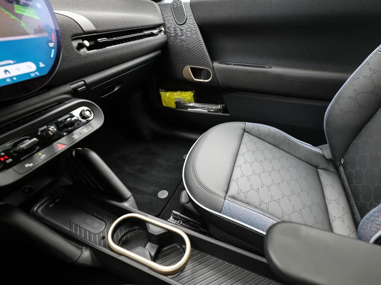 MINI Cooper SE Classic Trim PANO HUD LED SHZ PDC — Vehicle gallery 19