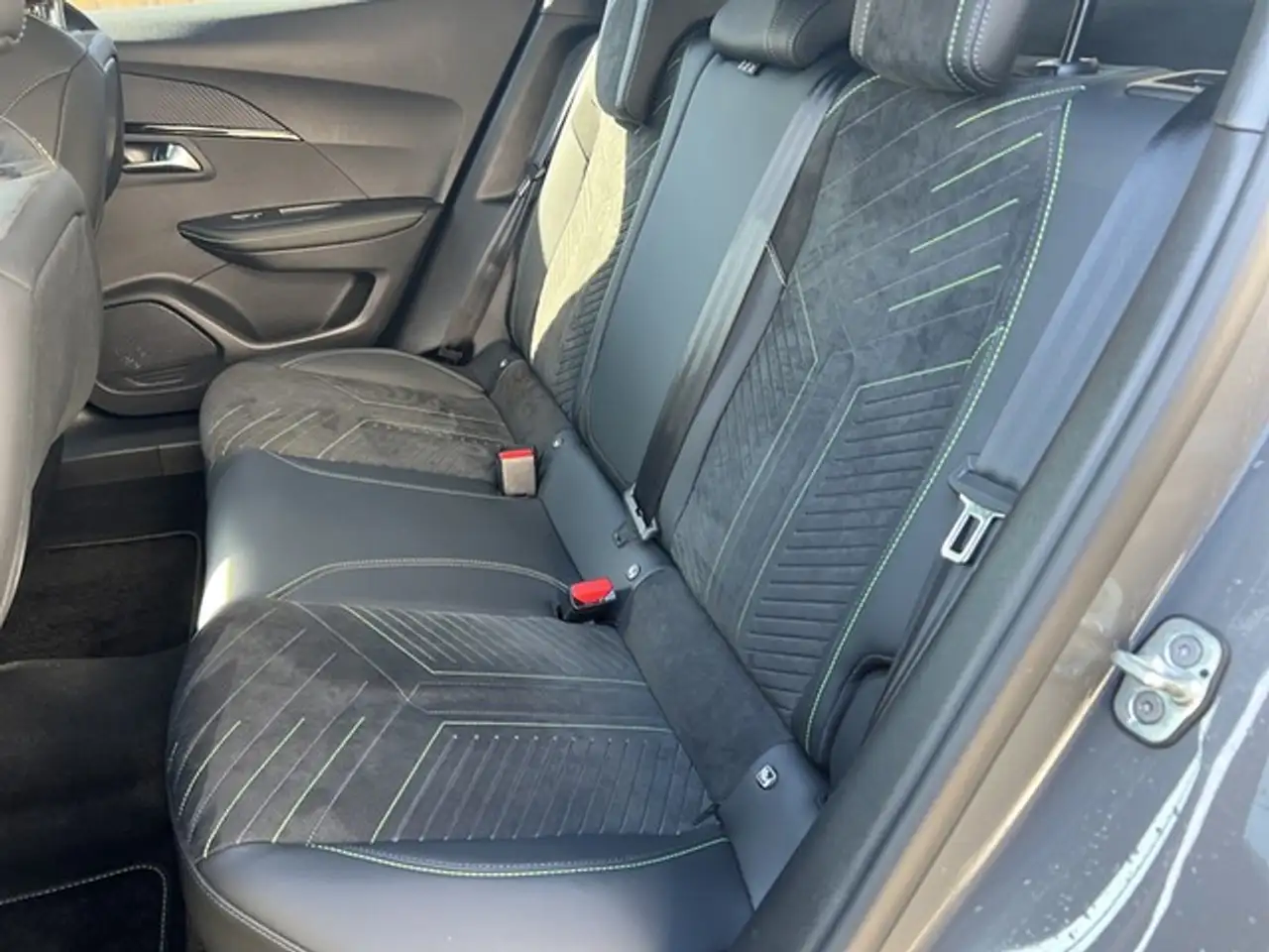 Peugeot 2008 GT AHK-abnehmbar El. Panodach Navi Leder GT — Vehicle gallery 13