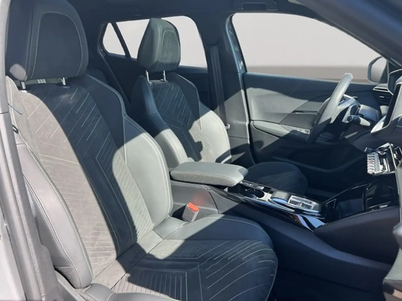 Peugeot 2008 GT AHK-abnehmbar El. Panodach Navi Leder GT — Vehicle gallery 8