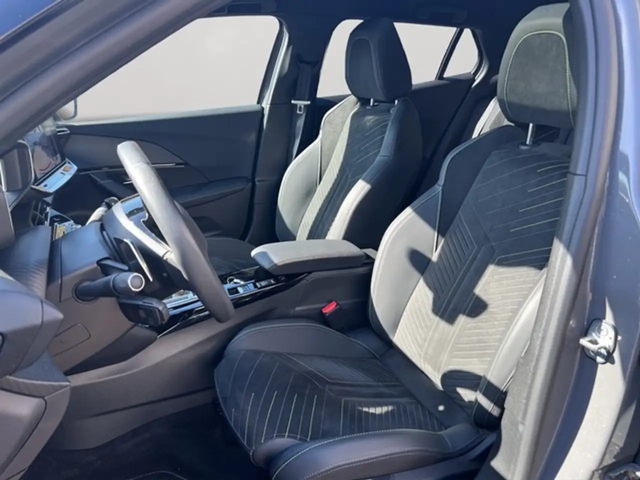 Peugeot 2008 GT AHK-abnehmbar El. Panodach Navi Leder GT — Vehicle gallery 7