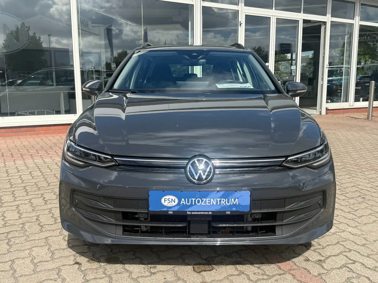 Volkswagen Golf Variant VIII Variant 1.5 TSI RFK SHZ Clima — Galería del vehículo 9