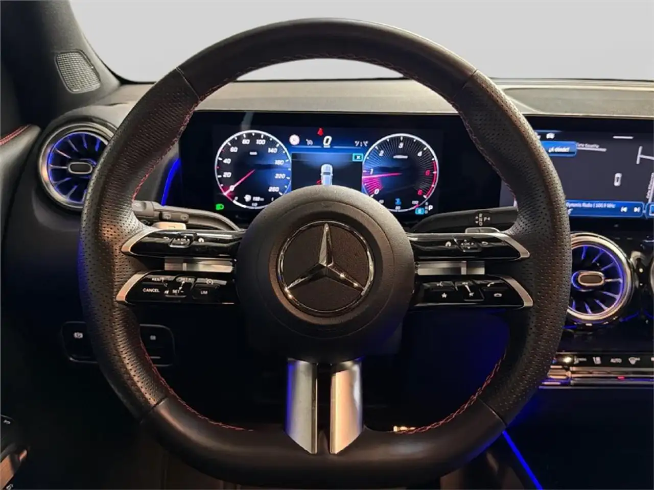 Mercedes-Benz GLB 200 d — معرض صور السيارة 7