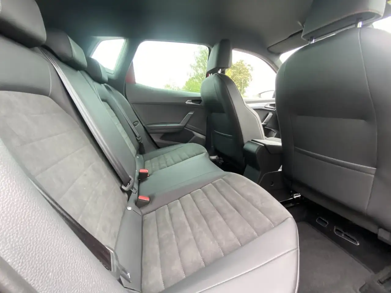 SEAT Arona 1.5 TSI DSG FR PAKET-XL+AHK+FULL-LINK+ACC+ — Galería del vehículo 16