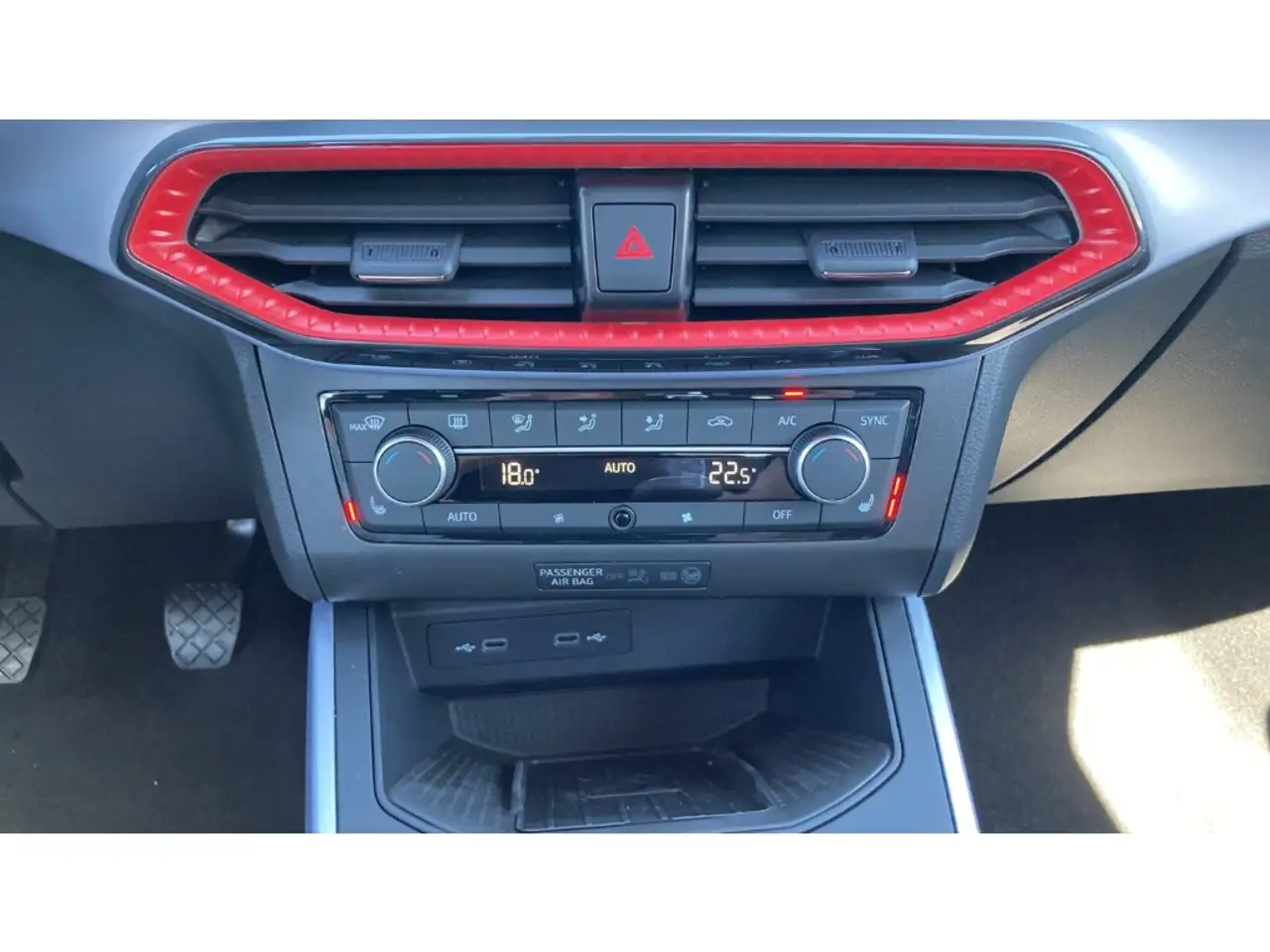 SEAT Arona 1.0 TSI FR NAVI+LED+KLIMA+DAB — Galería del vehículo 18
