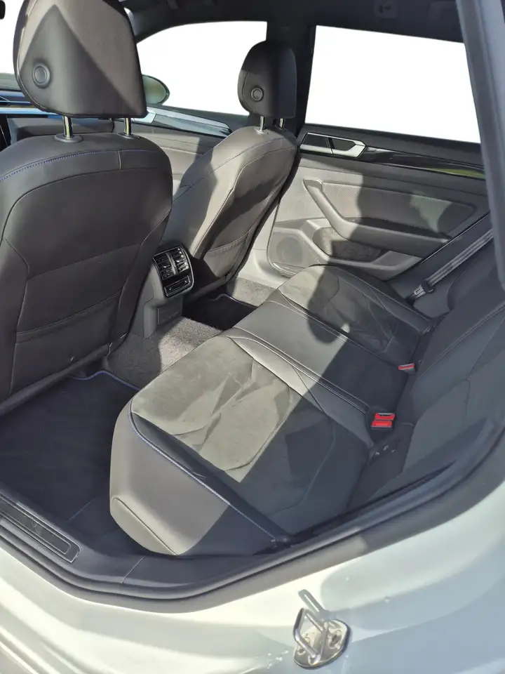 Volkswagen Arteon R 4Motion NAV MATRIX APPLINK PDC APA AHK WINTER — Vehicle gallery 7