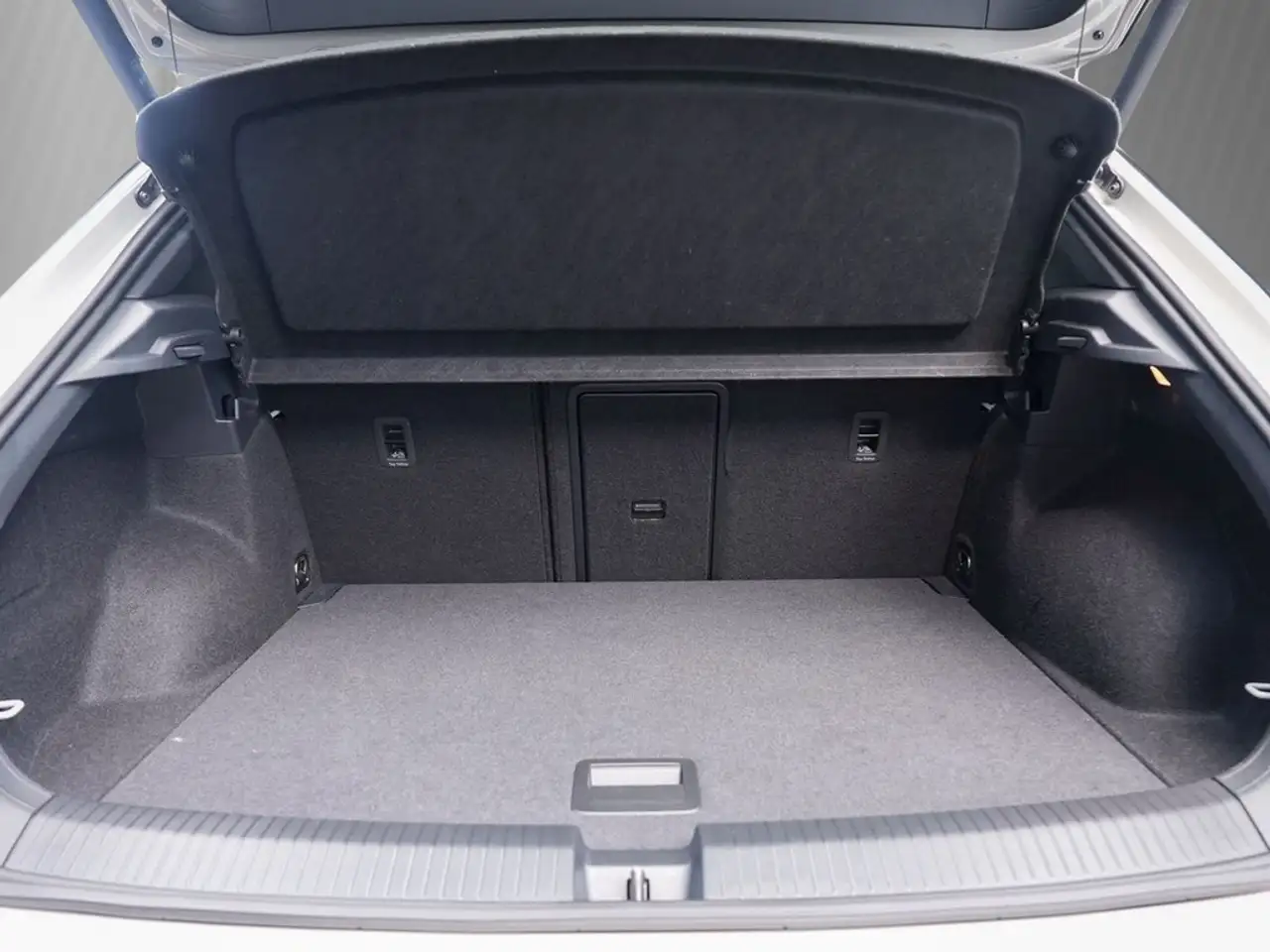 Volkswagen T-Roc 1.5 TSI DSG R-Line /MatrixLED/AHK/RFK/Navi — Galería del vehículo 8