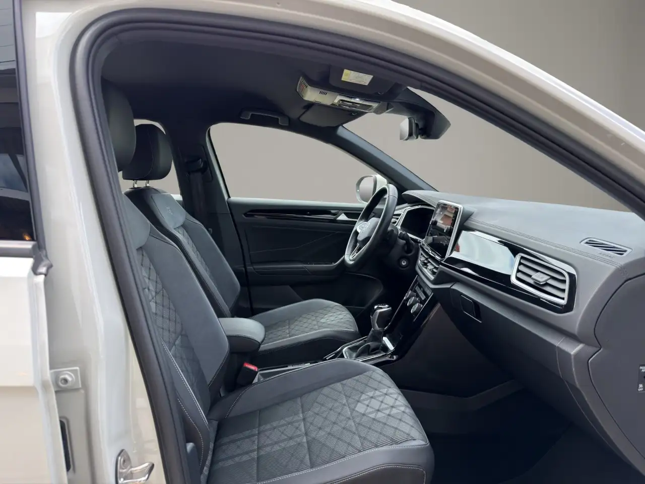 Volkswagen T-Roc R Line 1,5TSI DSG Klima Einparkhilfe Sitzheizung — Vehicle gallery 14