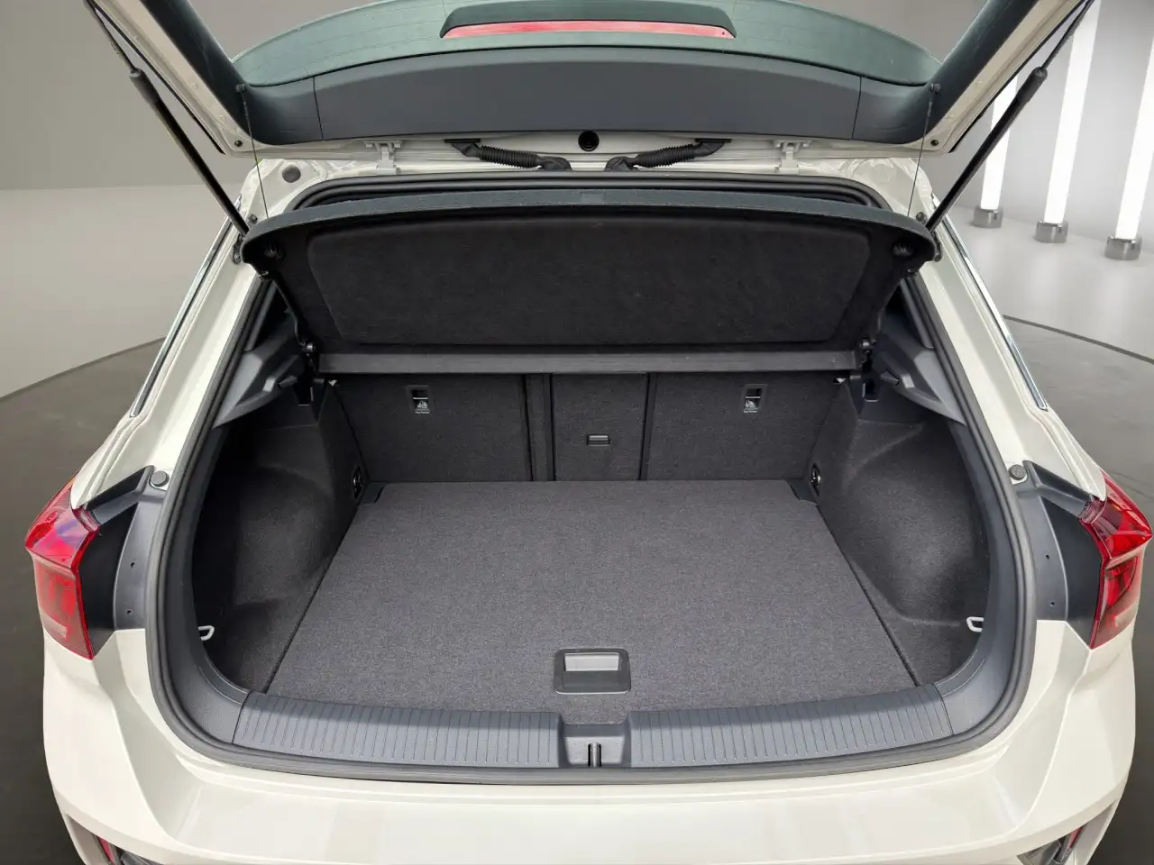 Volkswagen T-Roc R Line 1,5TSI DSG Klima Einparkhilfe Sitzheizung — Vehicle gallery 15