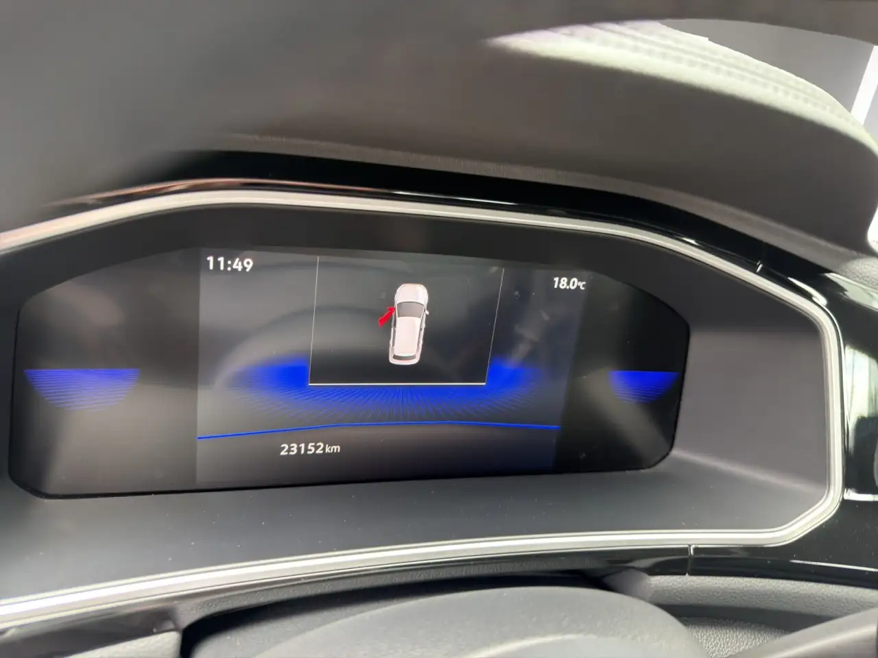 Volkswagen T-Roc R Line 1,5TSI DSG Klima Einparkhilfe Sitzheizung — Vehicle gallery 8