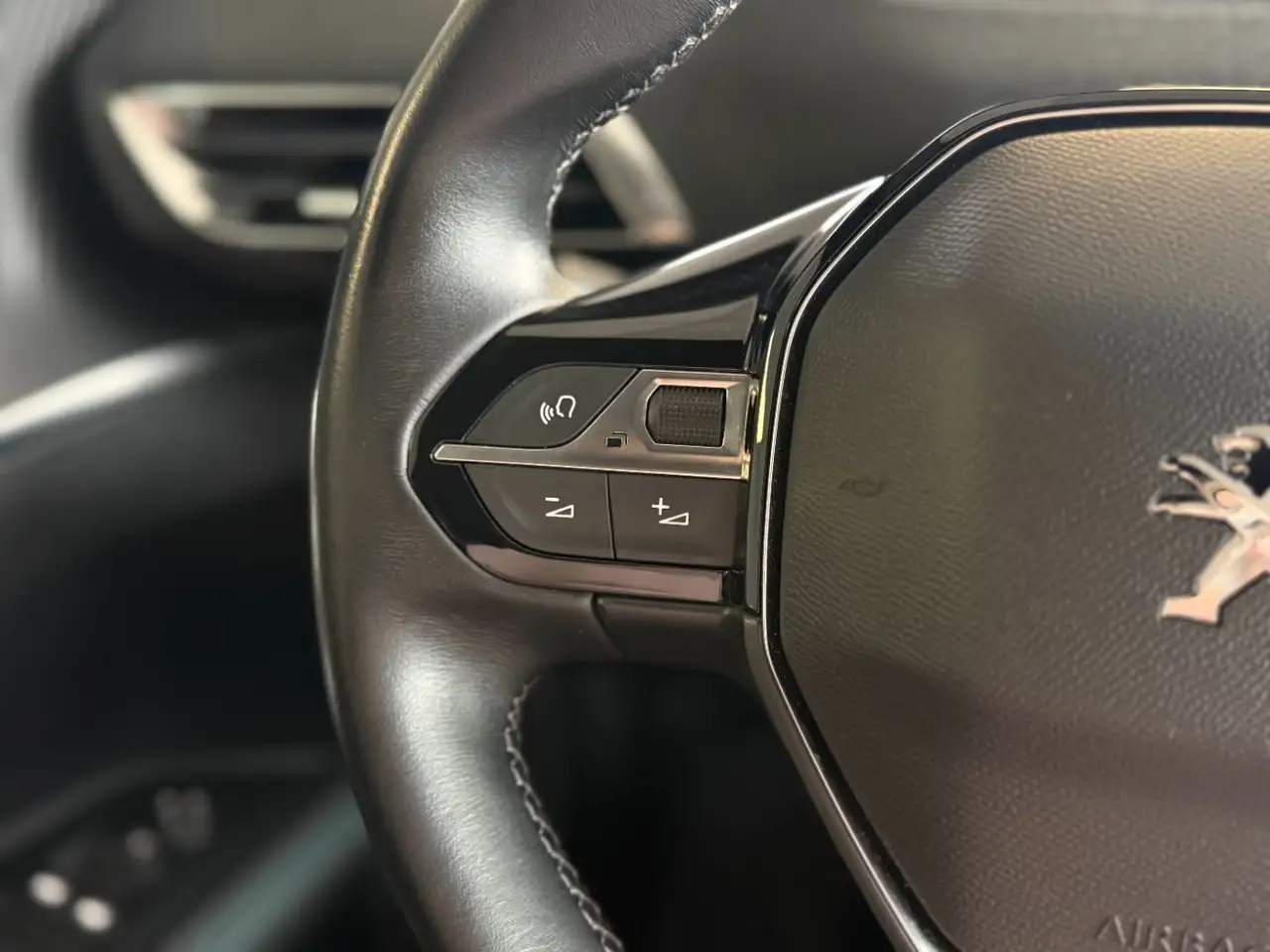 Peugeot 3008 1.2 PureTech 130 Allure Pack Klima*CarPlay* — Vehicle gallery 16