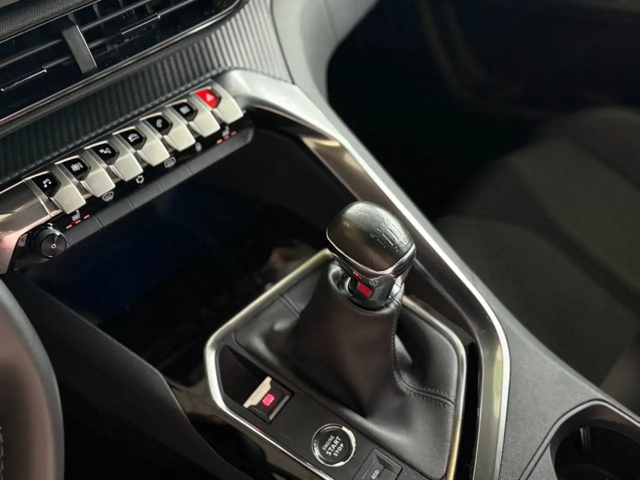 Peugeot 3008 1.2 PureTech 130 Allure Pack Klima*CarPlay* — Vehicle gallery 27