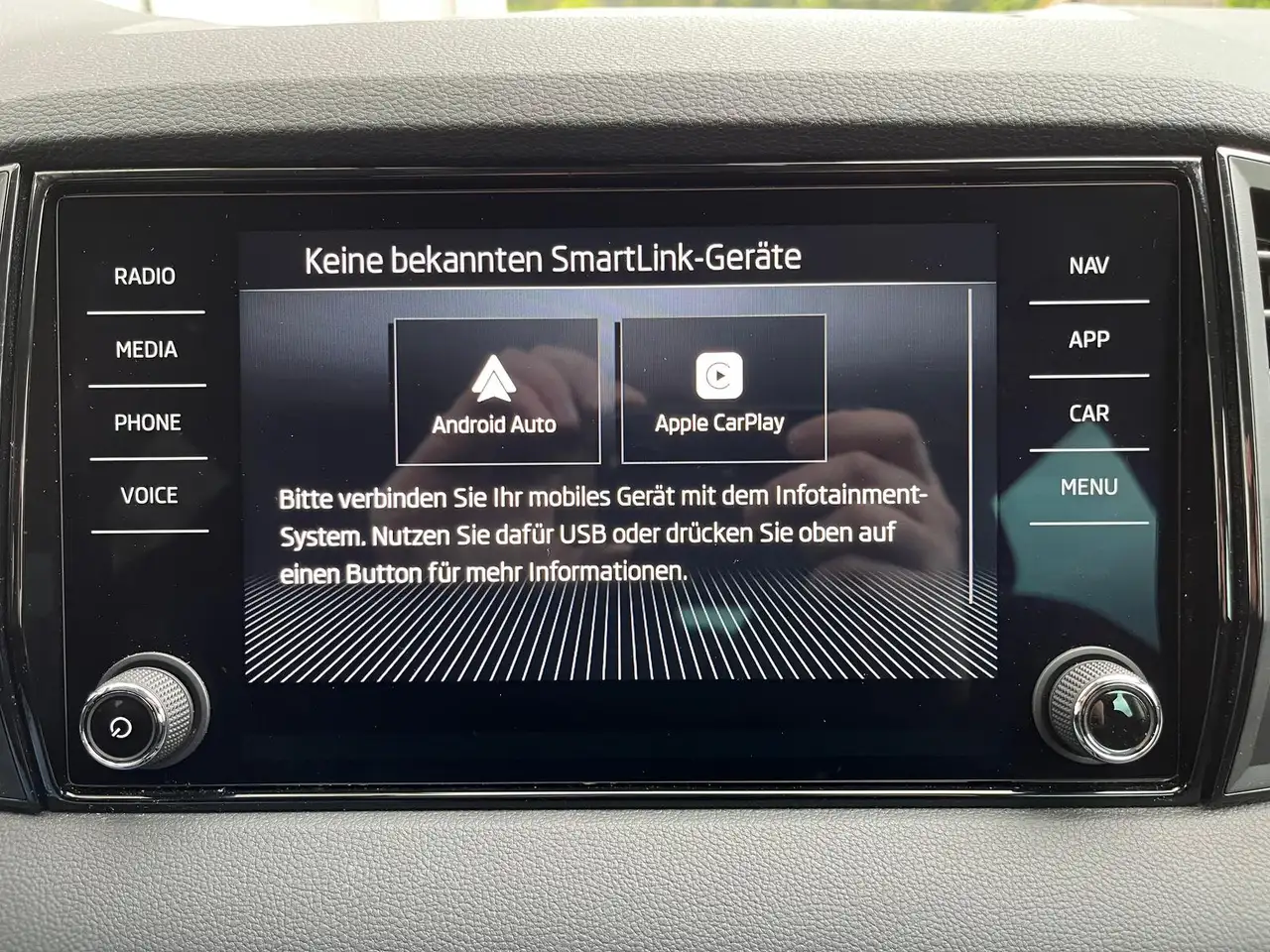 Skoda Karoq Selection 1.5 TSI LED PDC KAMERA AHK SHZ — Galería del vehículo 9