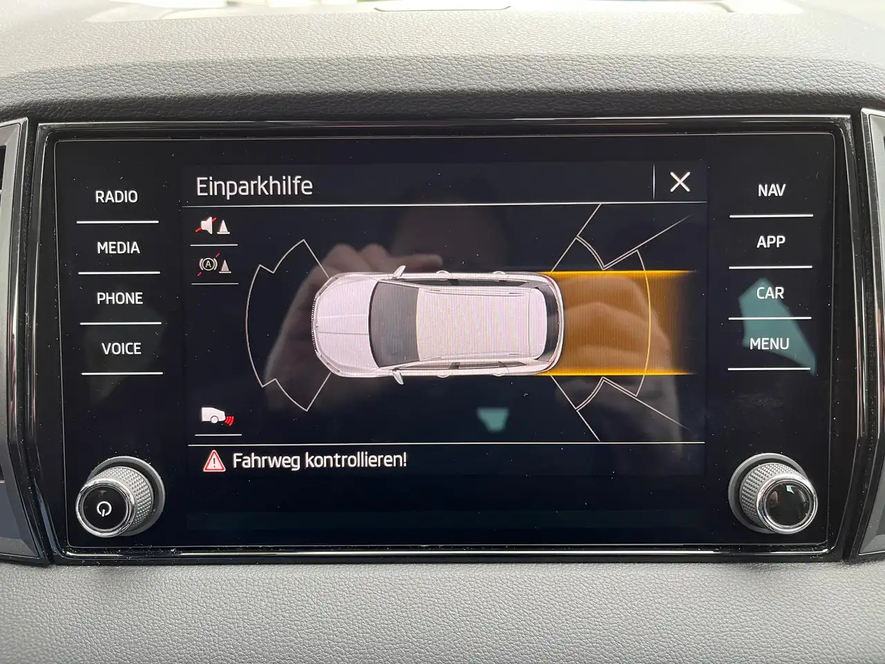 Skoda Karoq Selection 1.5 TSI LED PDC KAMERA AHK SHZ — Galería del vehículo 11