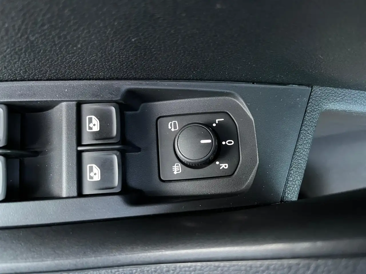 Skoda Karoq Selection 1.5 TSI LED PDC KAMERA AHK SHZ — Galería del vehículo 15